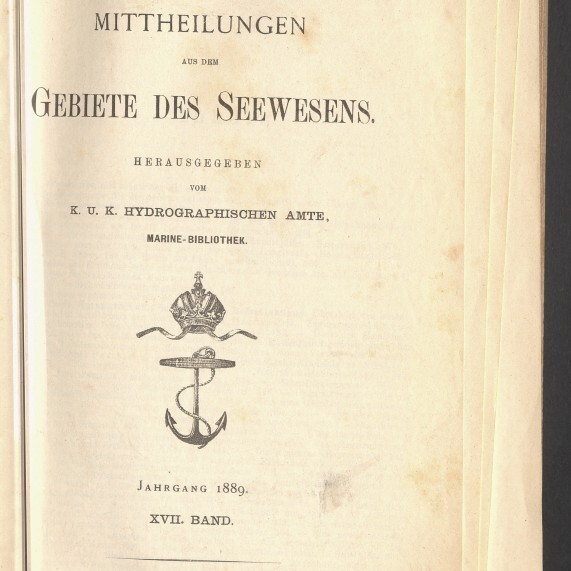 Vergilbtes Titelblatt einer maritimen Fachpublikation von 1889 mit der Überschrift „MITTHEILUNGEN aus dem Gebiete des Seewesens“, einem Anker- und Kronen-Emblem in der Mitte, einem Bibliotheksstempel oben rechts und dem Logo des Internationalen Maritimen Museums Hamburg unten links sowie sichtbaren Buchseitenrändern.