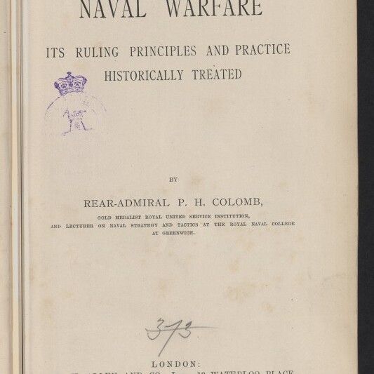 Titelseite eines 1891 erschienenen Buchs „Naval Warfare — Its Ruling Principles and Practice Historically Treated“ von Rear‑Admiral P. H. Colomb, mit lila Kronenstempel links, handschriftlicher Notiz „2nd Copy“ oben, Bleistiftnummerierung und Stempel des Internationalen Maritimen Museums Hamburg.