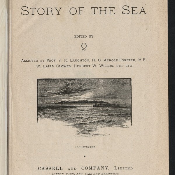 Titelblatt des Buches ‚The Story of the Sea‘, herausgegeben von „Q“ mit namentlicher Assistenz, in der Mitte eine kleine Holzstich-Illustration einer Meeresküste und unten der Verlagsname ‚Cassell and Company, Limited‘; Stempel des Internationalen Maritimen Museums Hamburg in der linken unteren Ecke.
