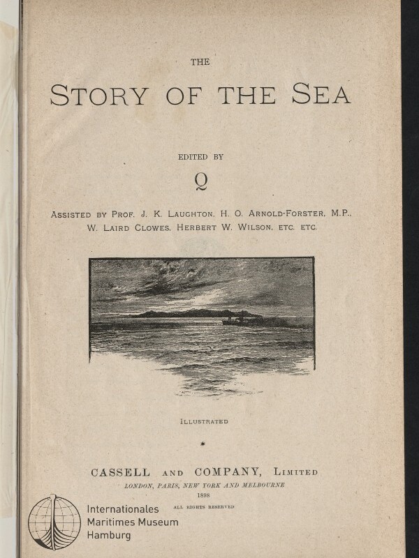 Titelblatt des Buches ‚The Story of the Sea‘, herausgegeben von „Q“ mit namentlicher Assistenz, in der Mitte eine kleine Holzstich-Illustration einer Meeresküste und unten der Verlagsname ‚Cassell and Company, Limited‘; Stempel des Internationalen Maritimen Museums Hamburg in der linken unteren Ecke.