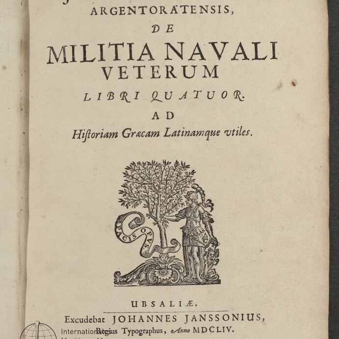Titelblatt eines alten Buchs mit großem lateinischen Titel „Joannis Schefferi de Militia Navali Veterum“, darunter ein Holzschnitt mit einem gepanzerten antiken Krieger neben einem Baum und ornamentalem Band sowie unten Verlags- und Druckangaben.