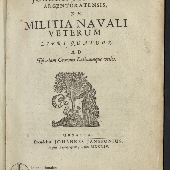 Titelblatt eines lateinischen Buches von Joannis Schefferi 'De Militia Navali Veterum' in großer Antiqua-Schrift, darunter ein Holzschnitt mit Baum und einer stehenden antiken Figur, die Druckerzeile 'Excudebat Johannes Janssonius Anno MDCLIV' am Seitenfuß und ein Stempel des Internationalen Maritimen Museums Hamburg in der linken unteren Ecke.