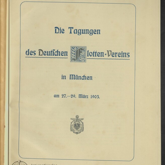 Titelseite einer Veranstaltungsdrucksache mit blauem Rahmen und dem Titel Die Tagungen des Deutschen Flotten-Vereins in München, datiert am 27.–29. März 1903, mit dekorativem Initialbuchstaben, einem Wappenemblem in der Mitte und dem Stempel des Internationalen Maritimen Museums Hamburg unten links.