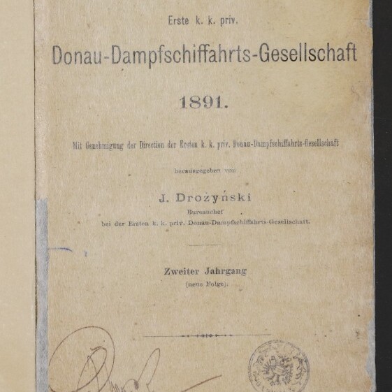 Vergilbtes Titelblatt eines Almanachs der Ersten k. k. priv. Donau-Dampfschiffahrts-Gesellschaft von 1891 mit gedrucktem Titel und Herausgeberangabe J. Drożyński, handschriftlicher Unterschrift, runden Stempelabdrucken und Museum-Logo unten links.