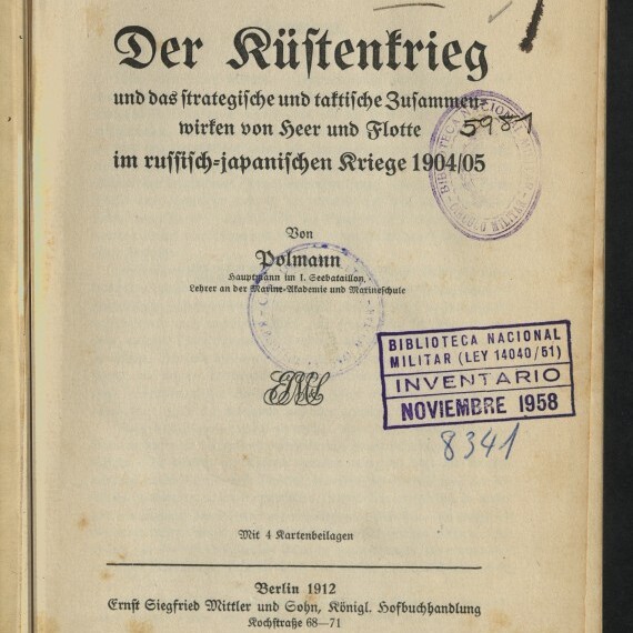 Titelblatt eines deutschen Buches Der Küstenkrieg und das strategische und taktische Zusammenwirken von Heer und Flotte im russisch-japanischen Kriege 1904/05 von Volmann; sichtbar sind mehrere Bibliotheksstempel (BIBLIOTECA NACIONAL MILITAR, Inventario Noviembre 1958), eine handschriftliche Signatur oben, die Verlagsangabe Berlin 1912 und das Logo des Internationalen Maritimen Museums Hamburg.