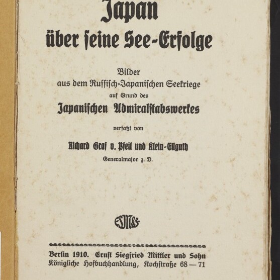 Titelseite eines alten deutschsprachigen Buches mit dem in gotischer Schrift gesetzten Titel „Japan über seine See-Erfolge“, Untertitel und Autoren- sowie Verlagsangaben (Berlin 1910, Ernst Siegfried Mittler und Sohn), vergilbtes, fleckiges Papier und Museumsstempel des Internationalen Maritimen Museums Hamburg unten links.