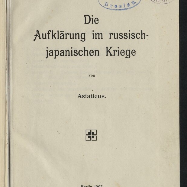 Titelblatt eines Buches mit dem Titel „Die Aufklärung im russisch-japanischen Kriege“ von Asiaticus, Berlin 1907; oben mehrere Bibliotheksstempel und eine handschriftliche Signatur sichtbar.