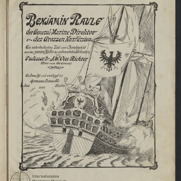 Titelseite eines Buches mit dem auffälligen Schriftzug „Benjamin Raule“, daneben eine detaillierte Federzeichnung eines großen Segelschiffs mit verziertem Achtersteven und einem Reichsadler auf Segel und Bordwand, umrahmt von einem dekorativen Rahmen; unten links Stempel des Internationalen Maritimen Museums Hamburg und Druckangabe 1901.