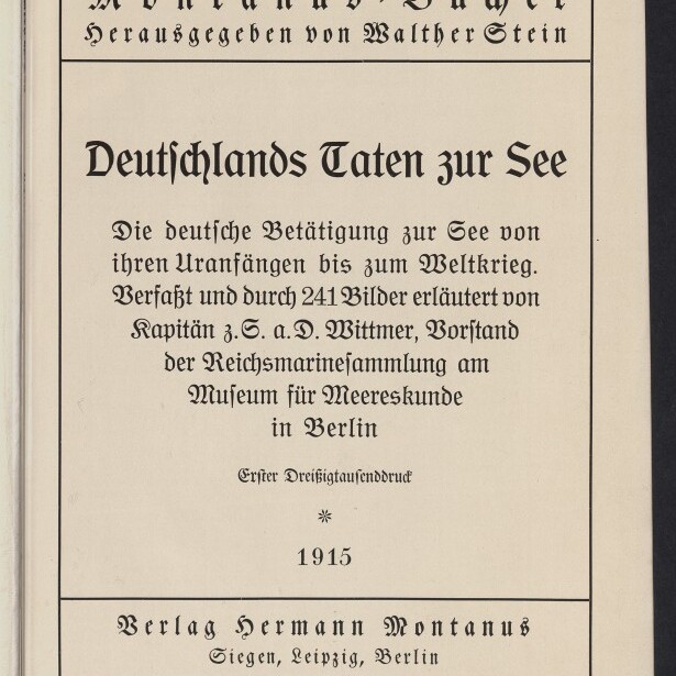 Titelseite eines 1915 erschienenen deutschen Buches in schwarzer Frakturschrift und mit schwarzem Rahmen, betitelt Deutschlands Taten zur See, erläuternder Text zur deutschen Seetätigkeit bis zum Weltkrieg sowie Verlagsangaben und rundes Museumslogo unten links.