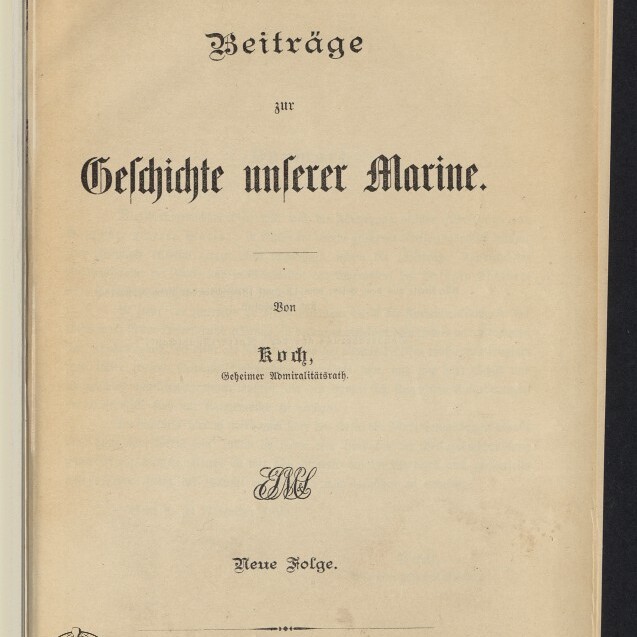 Titelblatt eines vergilbten Buchs mit schwarzer Frakturschrift ‚Beiträge zur Geschichte unserer Marine‘, Autorennamen ‚Koch‘, Verlagsangaben unten und Stempel des Internationalen Maritimen Museums Hamburg in der linken unteren Ecke.