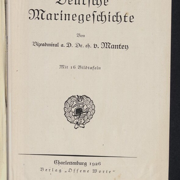 Titelseite eines Buches mit dem Titel Deutsche Marinegeschichte, Autorangabe Vizeadmiral a. D. Dr. h. c. v. Mantey, in der Mitte ein Lorbeerkranz mit Helm als Wappen, unten Publikationsangabe Charlottenburg 1926 und ein Stempel des Internationalen Maritimen Museums Hamburg.