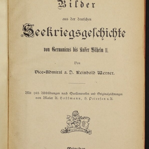 Titelblatt eines Buches in schwarzer Frakturschrift: ‚Bilder aus der deutschen Seekriegsgeschichte von Germanicus bis Kaiser Wilhelm II.‘ von Vice‑Admiral a. D. Reinhold Werner, mit Wappenornament, Verlagsangabe J. F. Lehmann, München 1899 und Museumsstempel unten links.