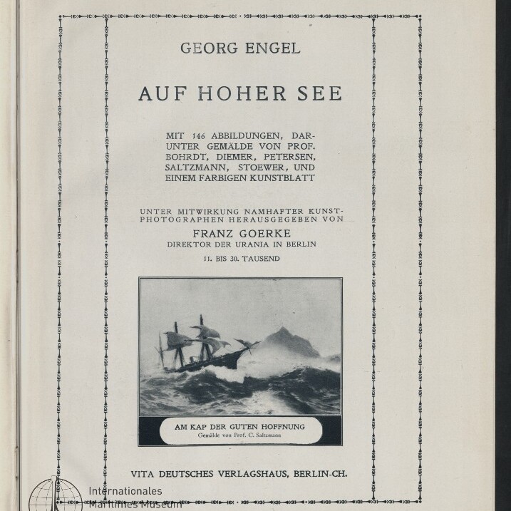 Titelseite eines Buches mit dekorativem Rahmen und großem Titel „Georg Engel — Auf hoher See“, darunter Textblöcke mit Mitwirkenden- und Verlagsangaben sowie eine kleine schwarz‑weiße Illustration eines Segelschiffs in stürmischer See vor einem Kap mit der Bildunterschrift „Am Kap der Guten Hoffnung“, unten Verlagsangabe und Museumswasserzeichen.