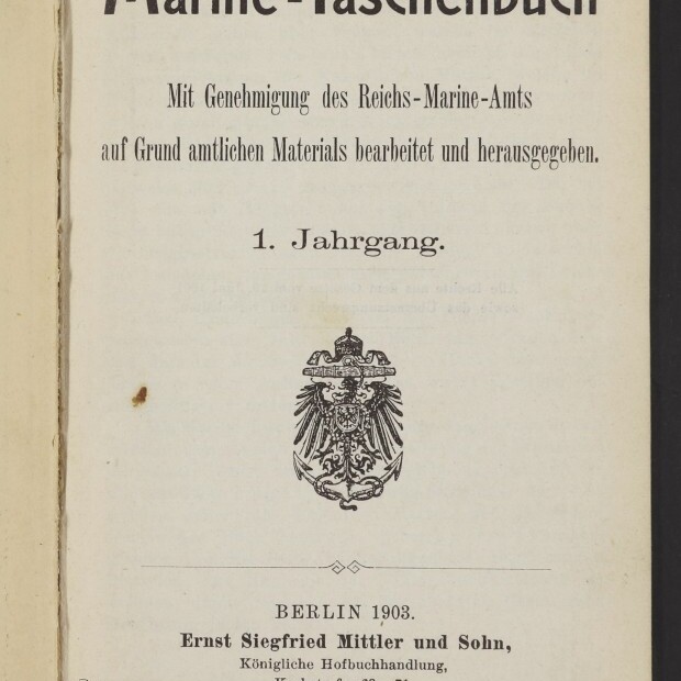 Titelblatt des Buchs Marine-Taschenbuch mit gedrucktem Reichsadler in der Mitte, Verlagsangaben Berlin 1903 und Ernst Siegfried Mittler und Sohn, Stempel des Internationalen Maritimen Museums Hamburg unten links und handschriftliche Notiz oben rechts.
