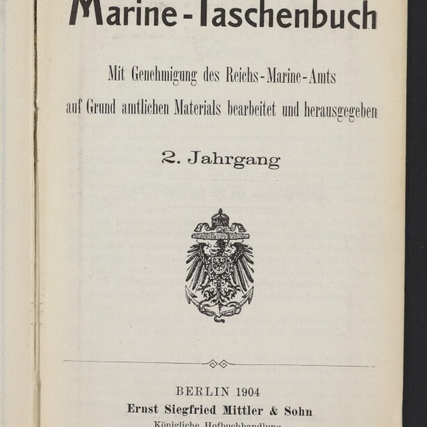 Titelblatt des Buches ‚Marine-Taschenbuch‘ (2. Jahrgang) mit handschriftlicher Notiz oben, kaiserlichem Adlerwappen in der Mitte, und Verlagsangabe ‚Berlin 1904 Ernst Siegfried Mittler & Sohn‘ sowie Stempel des Internationalen Maritimen Museums Hamburg unten links.