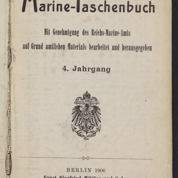 Titelseite eines alten Buches mit dem Titel Marine-Taschenbuch, handschriftlicher Vermerk 