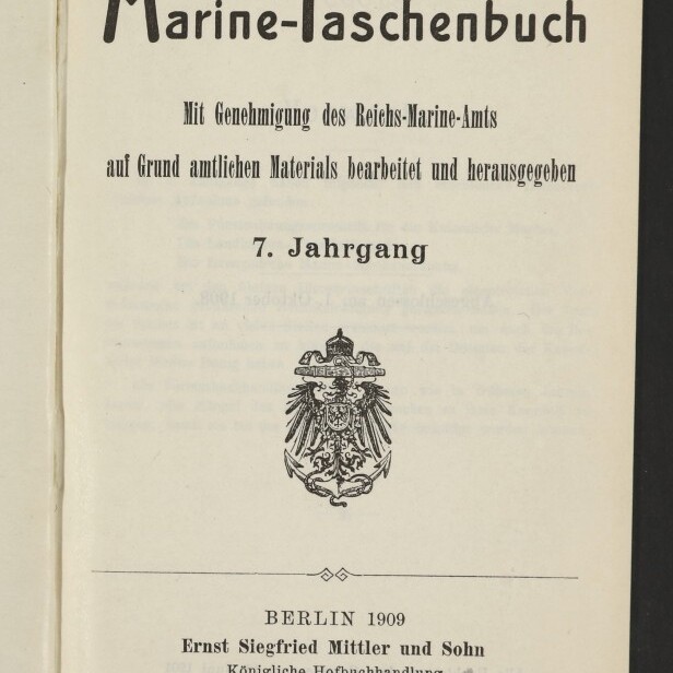 Titelblatt des Marine-Taschenbuchs mit großer Überschrift Marine-Taschenbuch, darunter Schriftzug Mit Genehmigung des Reichs-Marine-Amts und 7. Jahrgang, mittig ein deutscher Reichsadler als Wappen, unten Verlagsangabe Berlin 1909 Ernst Siegfried Mittler und Sohn und ein Stempel des Internationalen Maritimen Museums Hamburg.