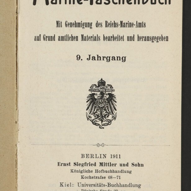 Titelblatt des Marine-Taschenbuchs mit großem Schriftzug, dem Text »Mit Genehmigung des Reichs-Marine-Amts … 9. Jahrgang«, dem deutschen Reichsadler-Wappen in der Mitte sowie Verlagsangaben »Berlin 1911, Ernst Siegfried Mittler und Sohn« und einem Stempel des Internationalen Maritimen Museums Hamburg unten links.