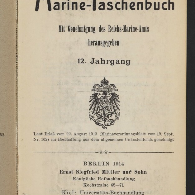 Titelblatt eines Buches 'Marine-Taschenbuch' (12. Jahrgang) mit handschriftlichem Namenszug oben, deutschem Reichsadler als Wappen in der Mitte, Veröffentlichungsangabe 'Berlin 1914' und Verlagsangaben sowie Museumsstempel des Internationalen Maritimen Museums Hamburg unten links.