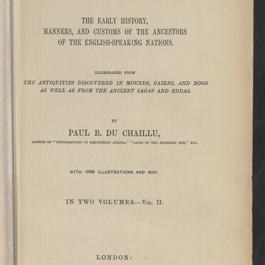 Titelblatt eines Buches von 1889: The Viking Age von Paul B. Du Chaillu mit Untertitel zur frühen Geschichte, Sitten und Bräuchen der Vorfahren der englischsprachigen Nationen, Hinweis auf 1366 Illustrationen und Karte, In Two Volumes — Vol. II, Verlag John Murray, Albemarle Street, London, sowie Stempel des Internationalen Maritimen Museums Hamburg mit Globuslogo.