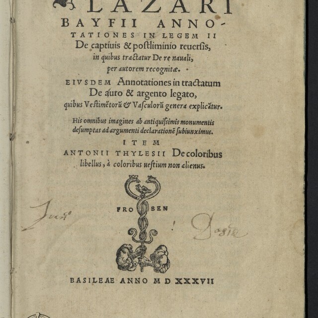 Titelblatt eines alten lateinischen Buches mit großem Schriftzug „LAZARI“, mehreren gedruckten Annotationszeilen, einem dekorativen Druckornament in der Mitte, handschriftlichen Randnotizen und der Verlagsangabe „BASILEAE ANNO MDXXXVII“ sowie einem Museumssignet unten links.