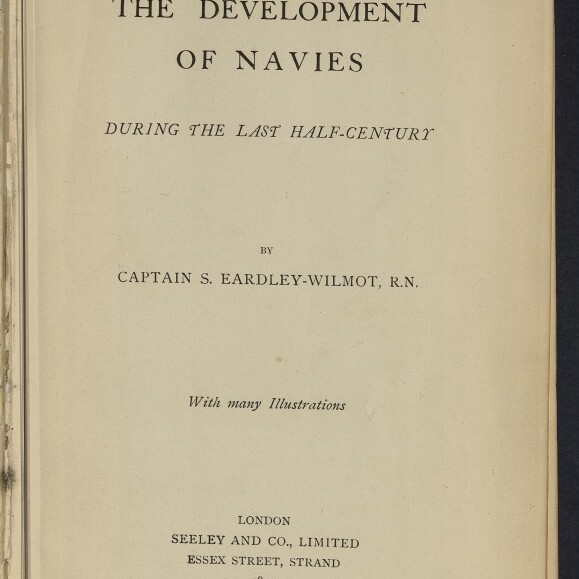 Titelseite eines Buches mit dem Titel »The Development of Navies: During the Last Half‑Century« von Captain S. Eardley‑Wilmot, R.N., Verlagsangabe London Seeley and Co. 1892 und Stempel/Logo des Internationalen Maritimen Museums Hamburg.