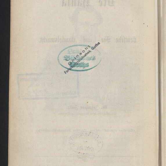 Vergilbte Buchseite mit durchscheinender Rückseite, grünem ovalen Bibliotheksstempel in der Mitte, blauem Rechteckstempel links und Museumslogo unten links.