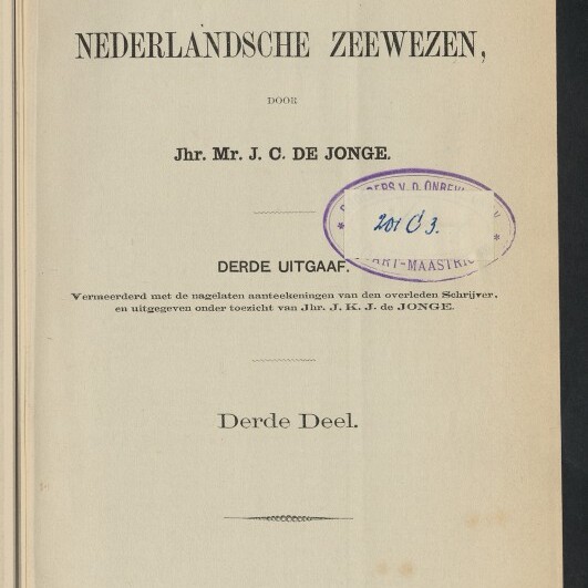 Titelblatt des Buches Geschiedenis van het Nederlandsche Zeewezen von Jhr. Mr. J. C. de Jonge, Derde Deel, mit mehreren Bibliotheksstempeln.