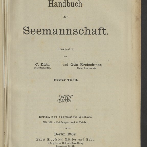 Titelblatt des Handbuchs der Seemannschaft (1902) mit Autorenangaben C. Dick und Otto Kretschmer und Museumslogo