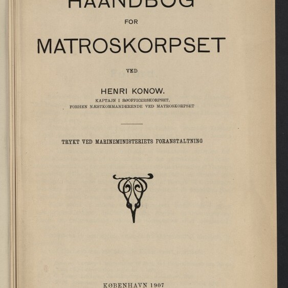 Titelblatt des Buches Haandbog for Matroskorpset von Henri Konow, Kopenhagen 1907, mit Zierornament und Museumsstempel.