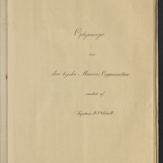 Titelblatt eines alten Manuskripts mit kalligrafischem Titel in der Mitte, handschriftlicher Signatur oben links und Museumsstempel unten links.