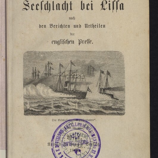 Titelblatt mit Frakturschrift „Die Seeschlacht bei Lissa“, Holzstich kämpfender Kriegsschiffe auf stürmischer See und runder Bibliotheksstempel