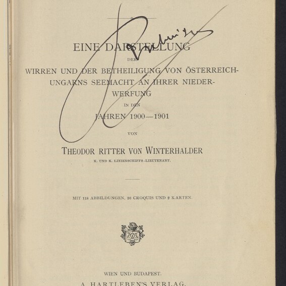 Titelblatt des Buches Kämpfe in China (1902) mit großem handschriftlichen Namenszug, Autor Theodor Ritter von Winterhalder, Verlagsangabe A. Hartleben's Verlag und Stempel des Internationalen Maritimen Museums Hamburg.