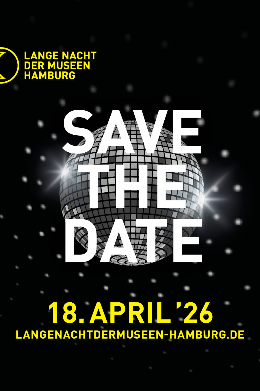 Schwarzes Poster mit Discokugel, Schrift 'SAVE THE DATE', Datum 18. April '26 und Logo der Langen Nacht der Museen Hamburg.