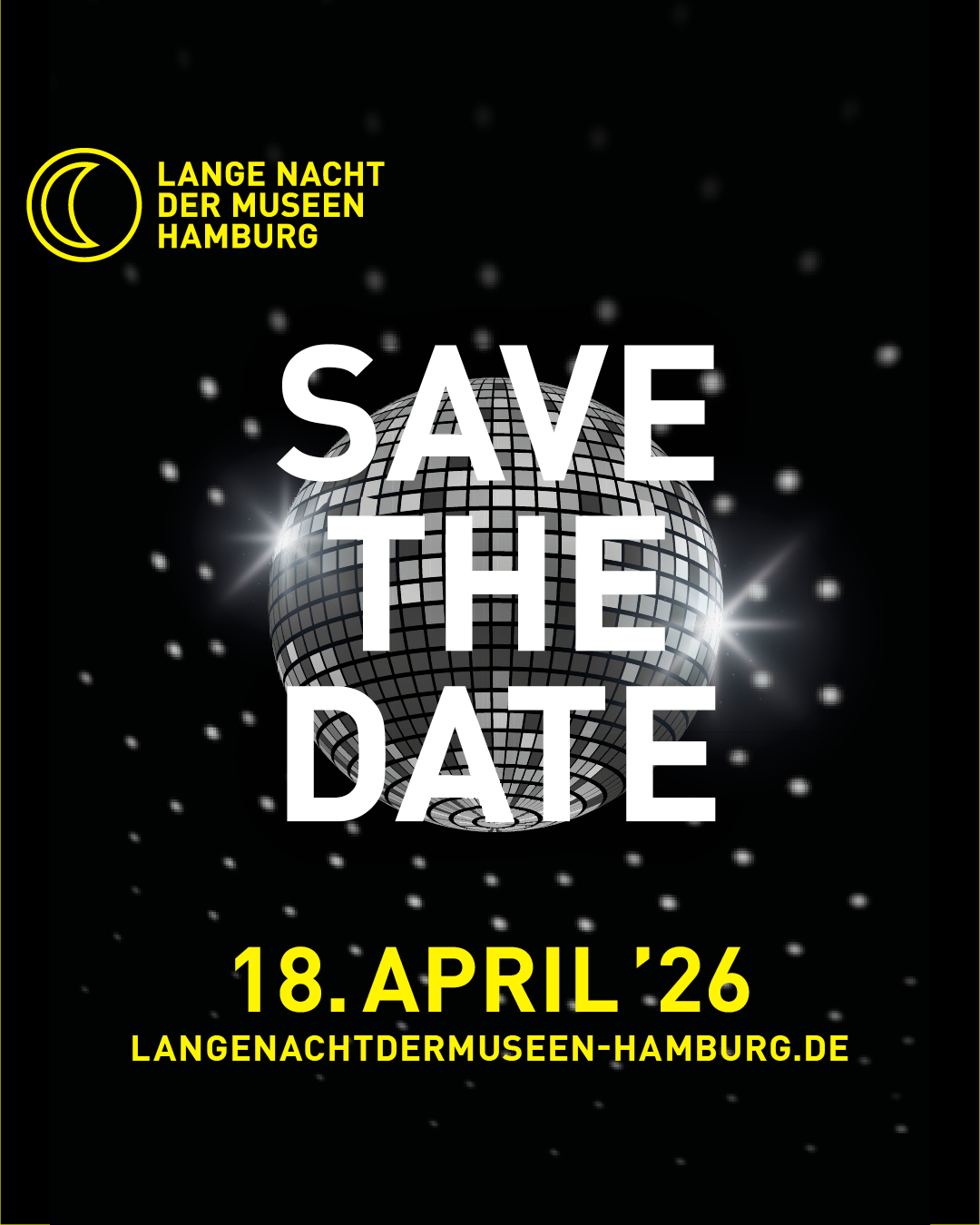 Schwarzes Poster mit Discokugel, Schrift 'SAVE THE DATE', Datum 18. April '26 und Logo der Langen Nacht der Museen Hamburg.