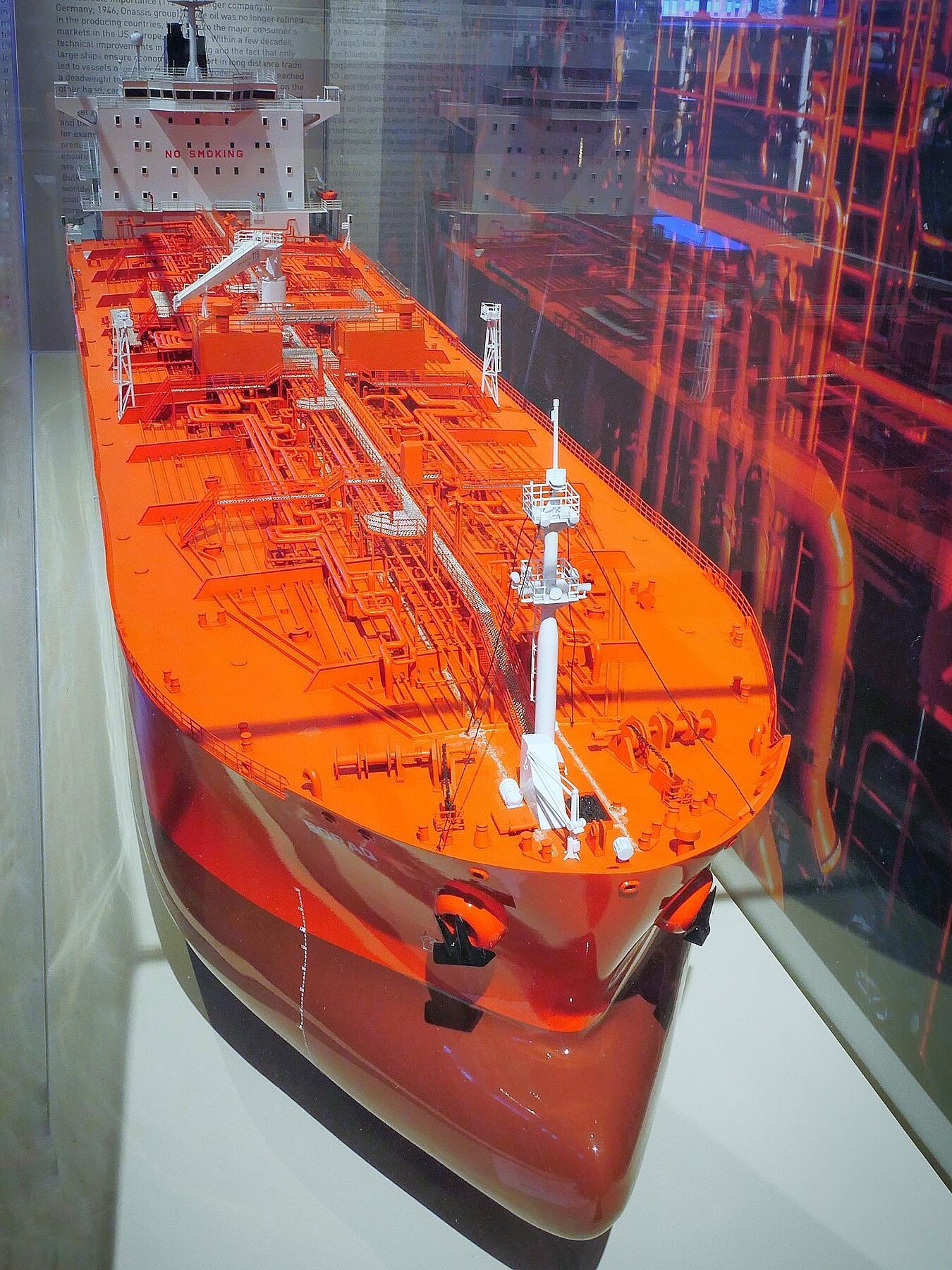 Modell eines großen orangeroten Tankschiffs mit detailliertem Deck, Rohrleitungen und Aufbauten, beschriftet mit