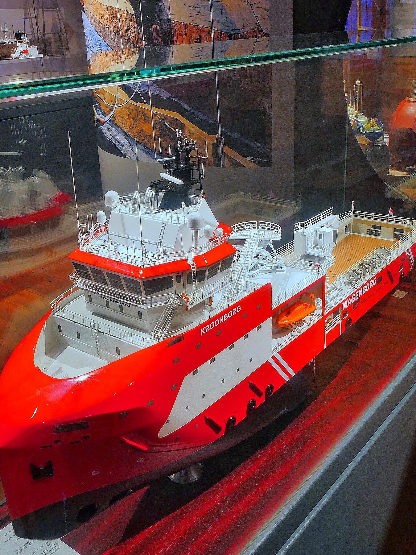 Rotes und weißes Schiffsmodell mit Aufschrift KROONBORG/WAGENBORG, detailliertem Deck, Brücke und Rettungsboot in Glasvitrine.
