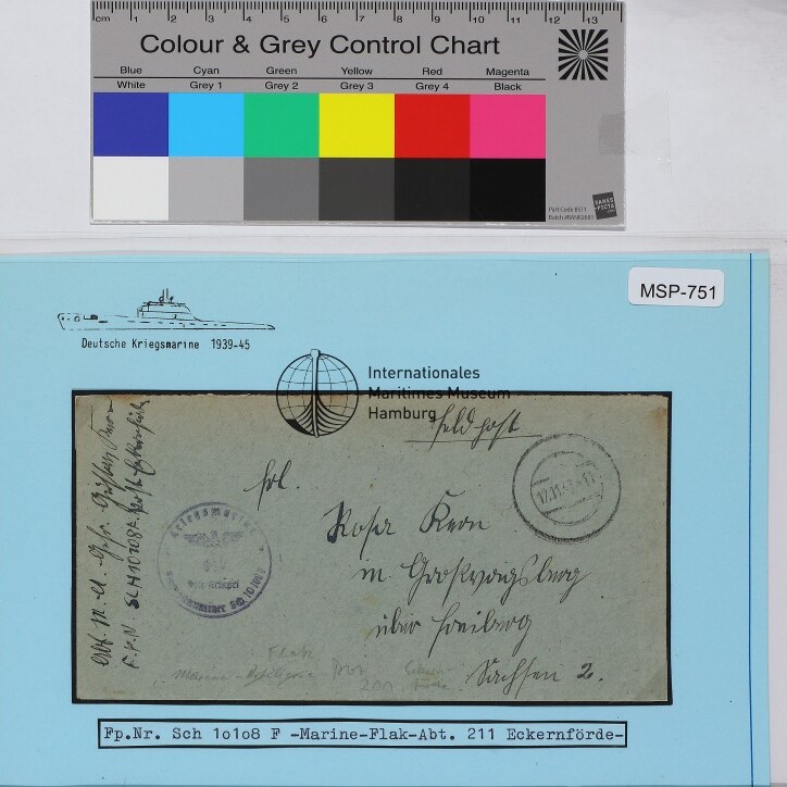 Briefumschlag mit handschriftlicher Adresse und Stempeln auf blauem Karton des Maritimen Museums Hamburg; Farbreferenz oben