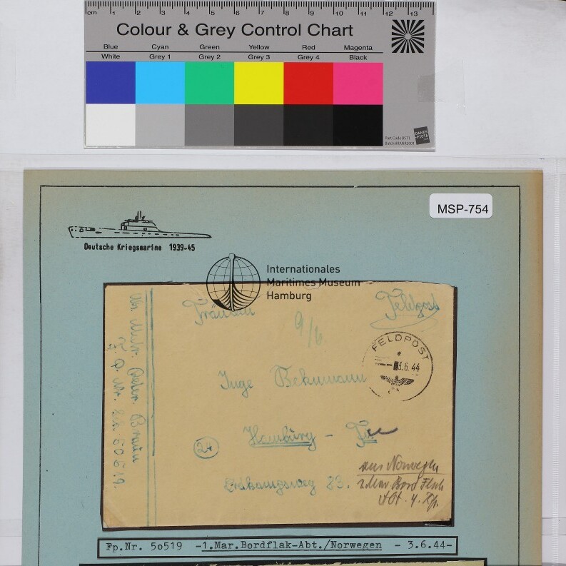 Historischer Feldpostumschlag mit Feldpoststempel und Aufdruck Deutsche Kriegsmarine 1939–45; oben Farb- und Graukarte
