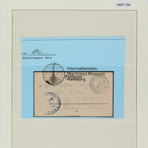 Archivseite mit blauer Einlage, darauf Feldpostkarte der Deutschen Kriegsmarine (1939–45) mit mehreren Stempeln und Kennzeichnung MSP-756; Farbkontrollkarte oben.