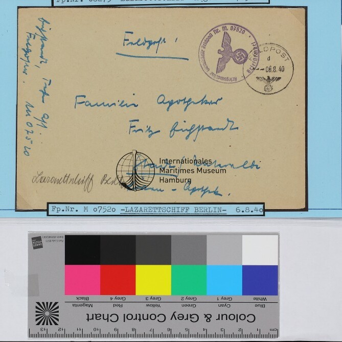 Umschlag mit blauer Handschrift und Feldpoststempel mit Adler und Hakenkreuz, datiert 06.08.1940, Farbreferenz und Museumsaufdruck unten.