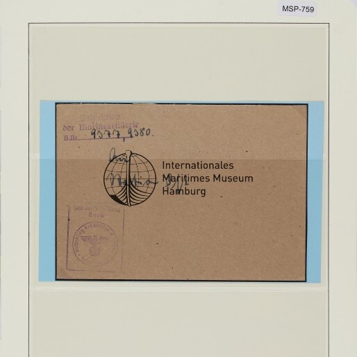 Braunes Archivkuvert mit Stempel und Aufdruck Internationales Maritimes Museum Hamburg, in Passepartout montiert; Farbkontrollskala oben.