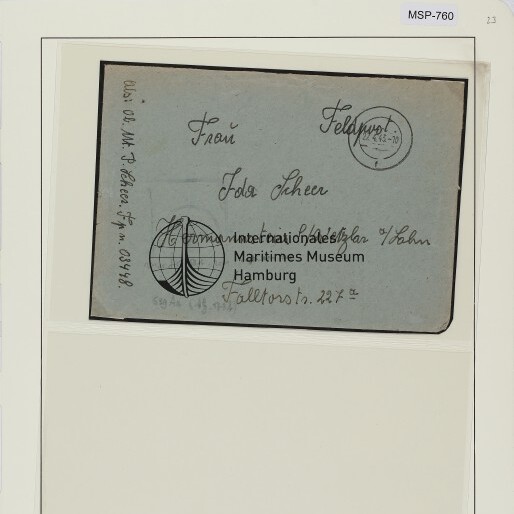 Alter blauer Briefumschlag mit handschriftlicher Adresse, Feldpost-Rundstempel und Aufdruck 