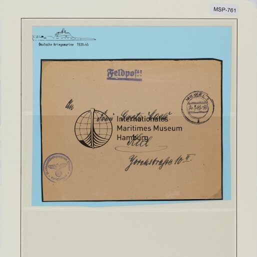 Brauner Feldpostumschlag der Kriegsmarine mit Feldpoststempel, Siegel und handschriftlicher Adresse auf hellblauem Passepartout.