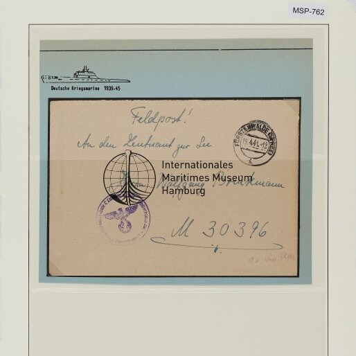 Gerahmter Feldpost-Umschlag mit Rundstempel, Reichsadler-Siegel und handschriftlichen Vermerken auf Ausstellungskarte, Farbkontrollkarte oben.