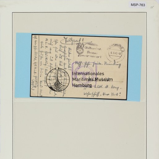 Archivierte handschriftliche Postkarte mit Stempel und Globuslogo, überdruckt mit Internationales Maritimes Museum Hamburg, montiert auf Tafel mit Farbkontrollkarte oben.