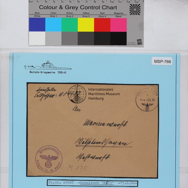 Brauner Dienstumschlag mit handschriftlicher Adresse, Reichsadlerstempel und Museumsetikett auf blauem Hintergrund, Farbkarte.
