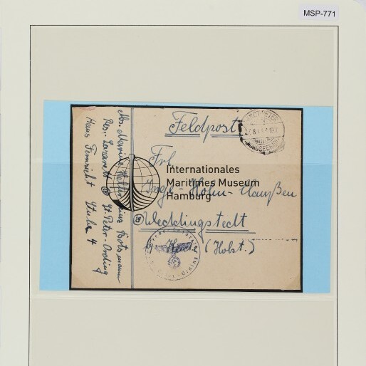 Archivseite mit Feldpostkarte, handschriftlicher Adresse und Poststempeln, montiert auf Passepartout neben Farbreferenz.