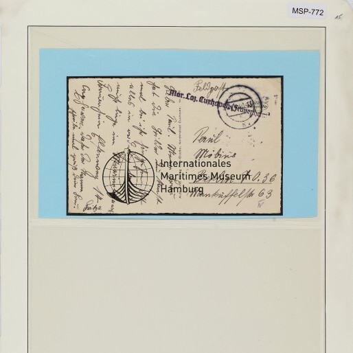 Archivseite mit montierter handschriftlicher Postkarte, Rundstempel und Aufdruck Maritimes Museum Hamburg; Farbkarte oben.