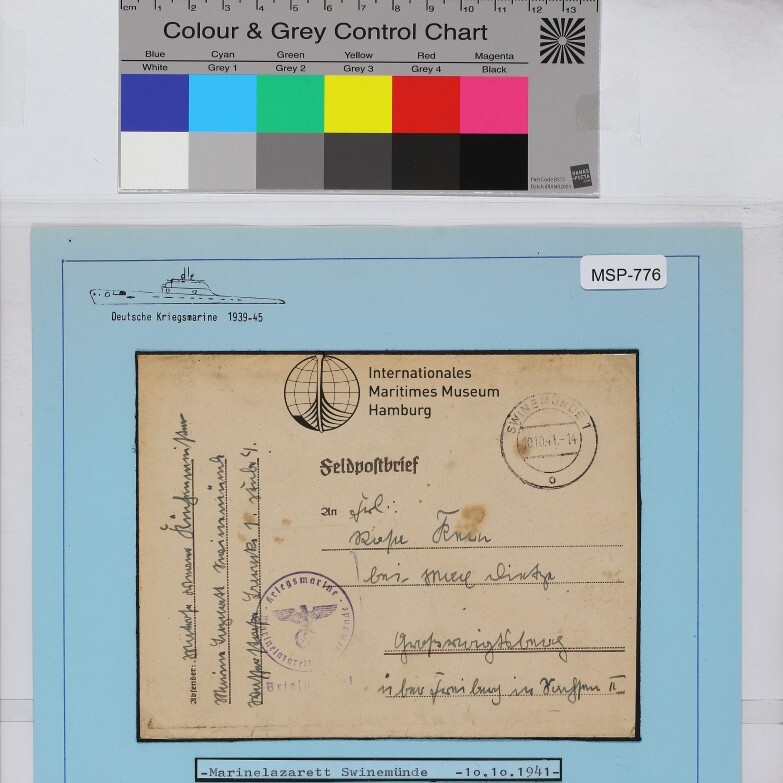 Feldpostkarte auf blauem Passepartout, Stempel und Handschrift, Logo Internationales Maritimes Museum, Datum 10.10.1941